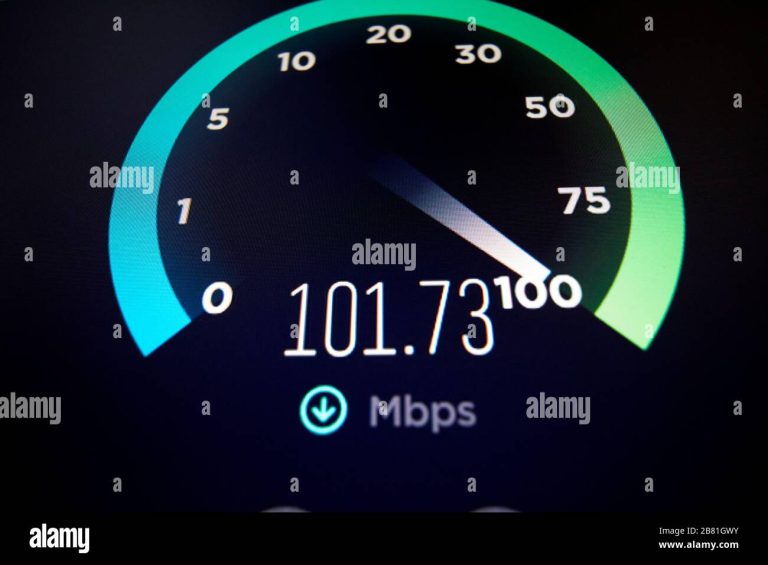 screen-display-of-fast-broadband-internet-speed-in-excess-of-100mbps-using-speedtest-online-2B81GWY